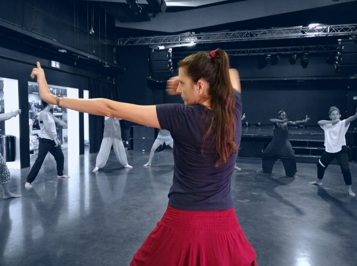 Chiara Vighetto a ensinar movimento num estúdio de teatro